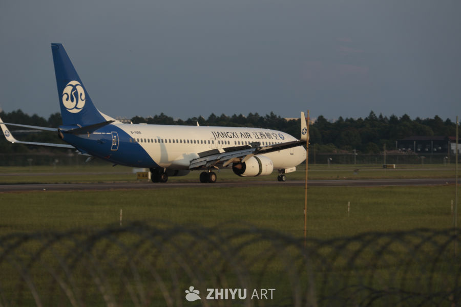 江西安航空飞机在跑道上起飞