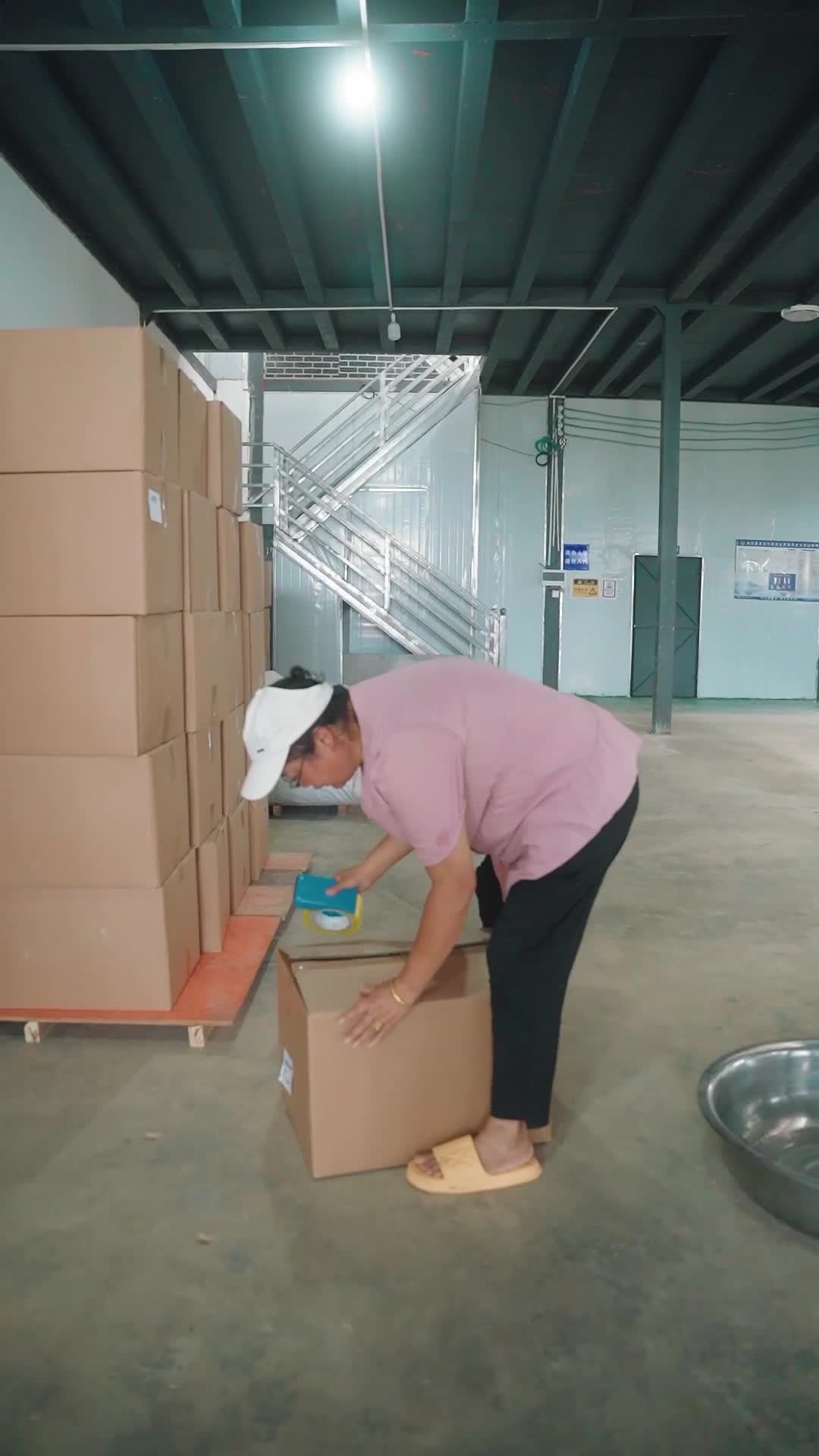 仓库工人忙碌打包