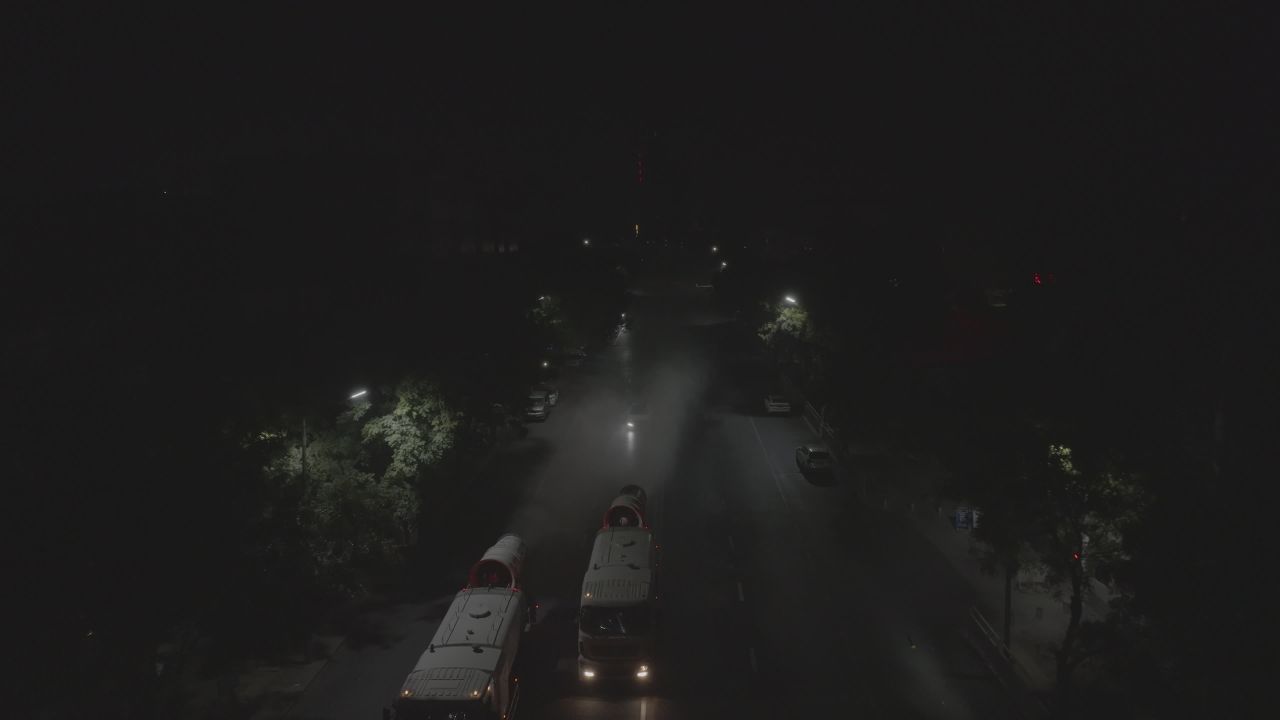 夜幕下的城市街道
