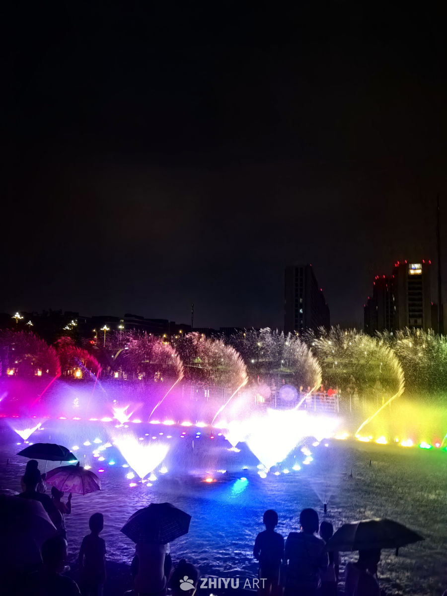 喷泉之所以美丽，是因为水有了压力