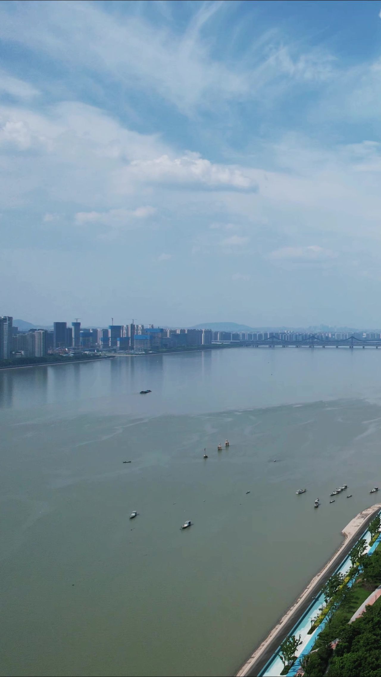 浙江杭州钱塘江风光竖屏航拍 
