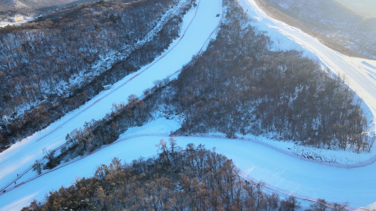 航拍滑雪场山坡雪道人群