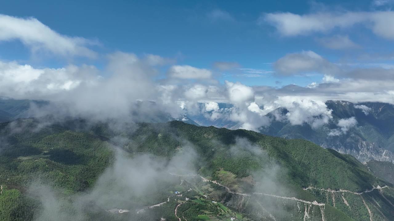 壮丽山脉与蜿蜒道路的自然风光
