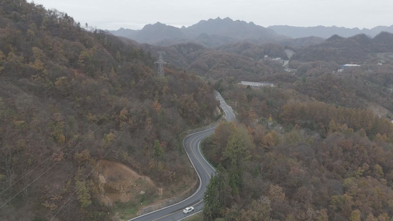 秋日山间公路航拍