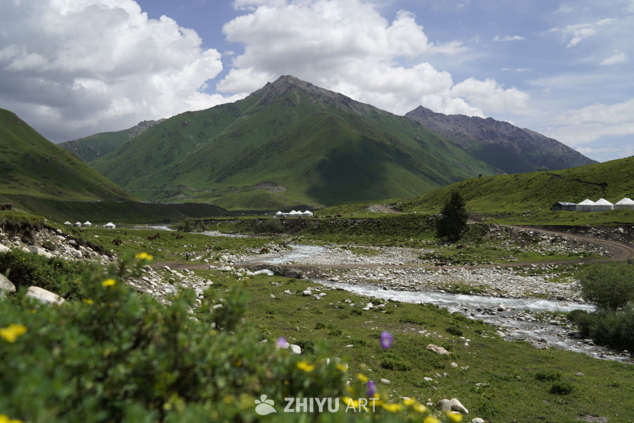 高山下的宁静河谷