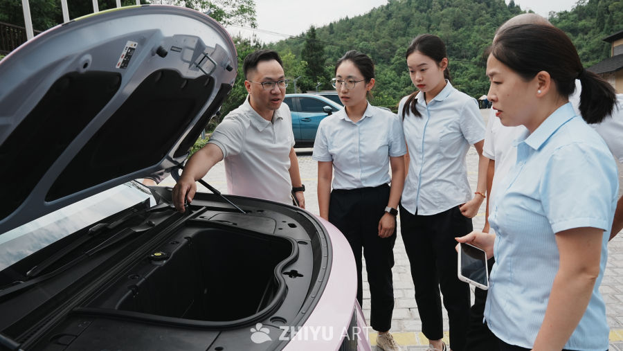 汽车引擎讲解与团队交流