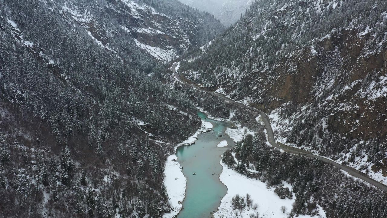 航拍帕隆藏布江河谷雪景