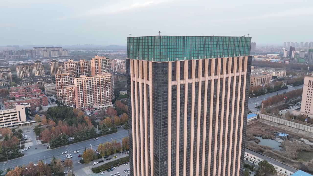 高楼日落的城市剪影