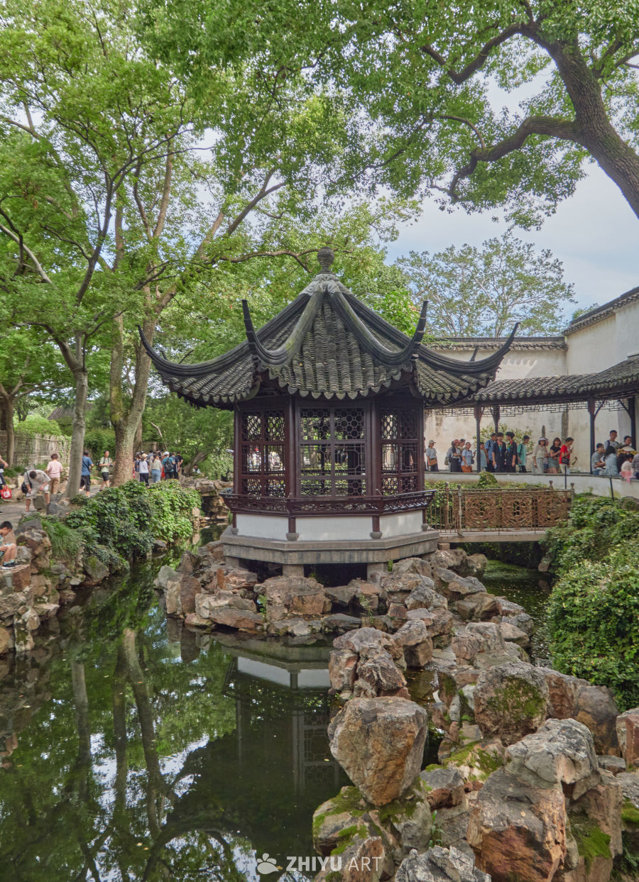 苏州拙政园内中式园林的雅致凉亭