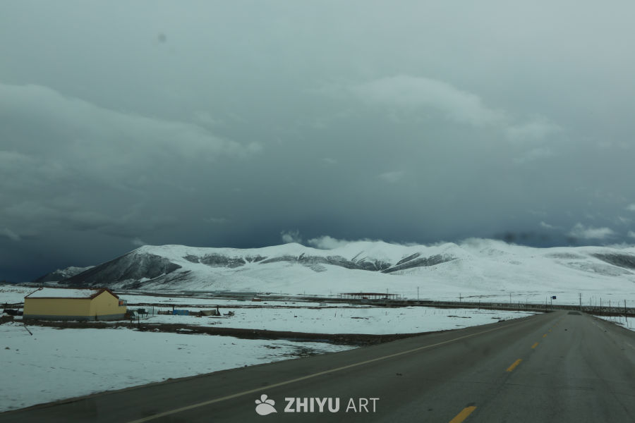 雪山下的孤独公路