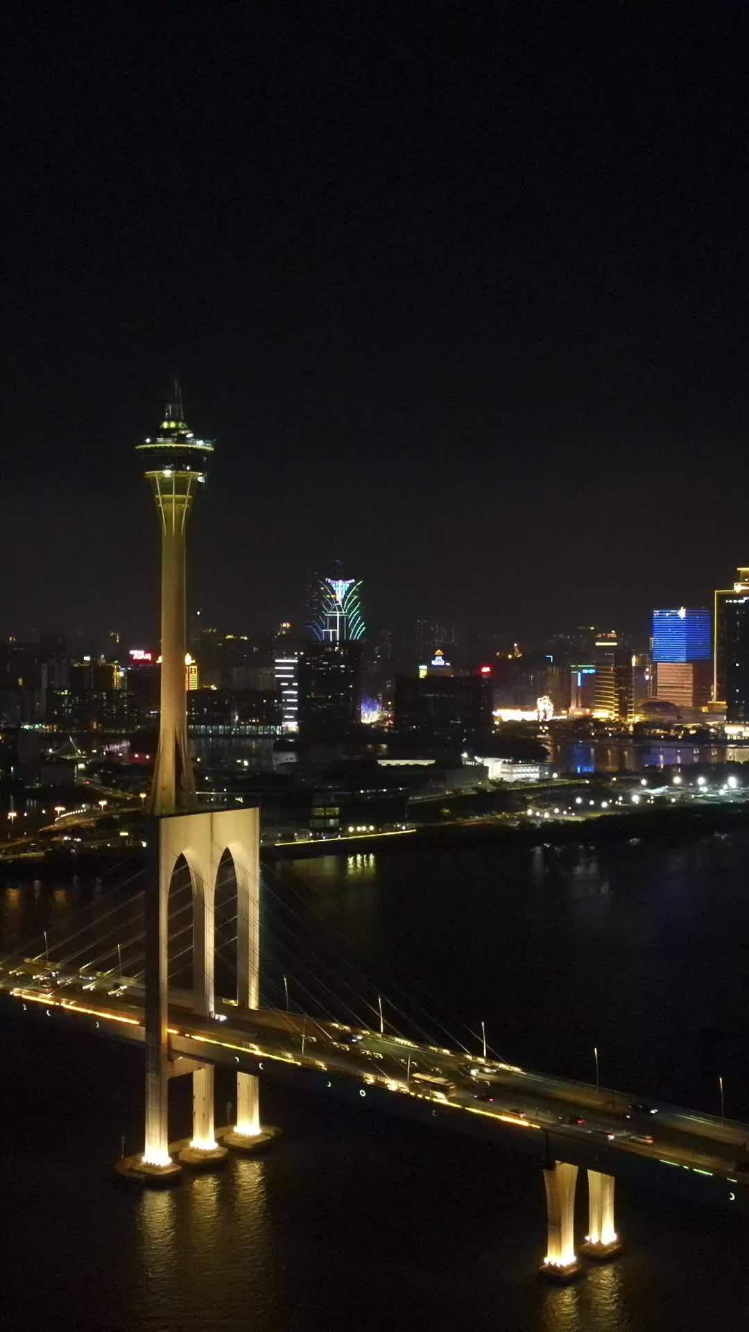 澳门夜景：塔楼与桥梁的交响