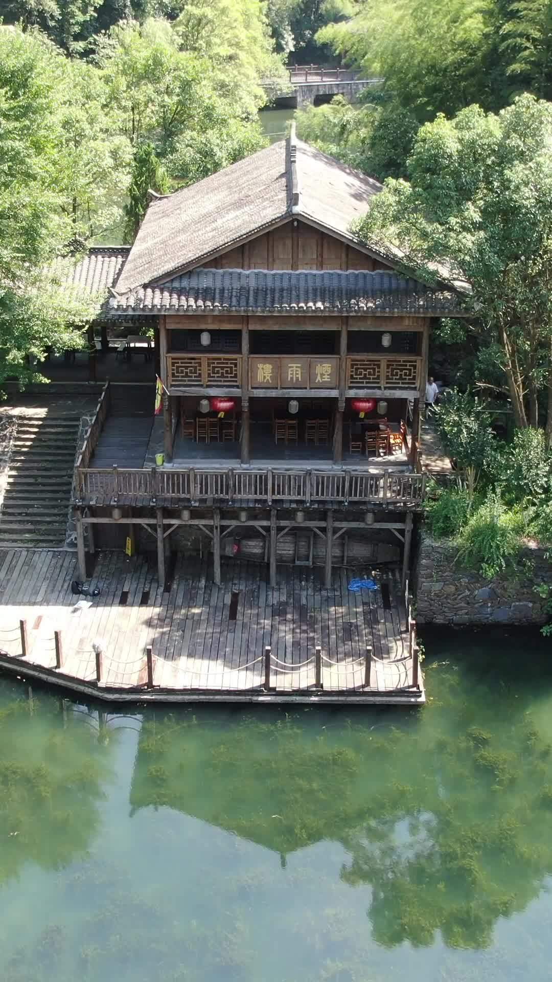 湖畔木屋的宁静时光