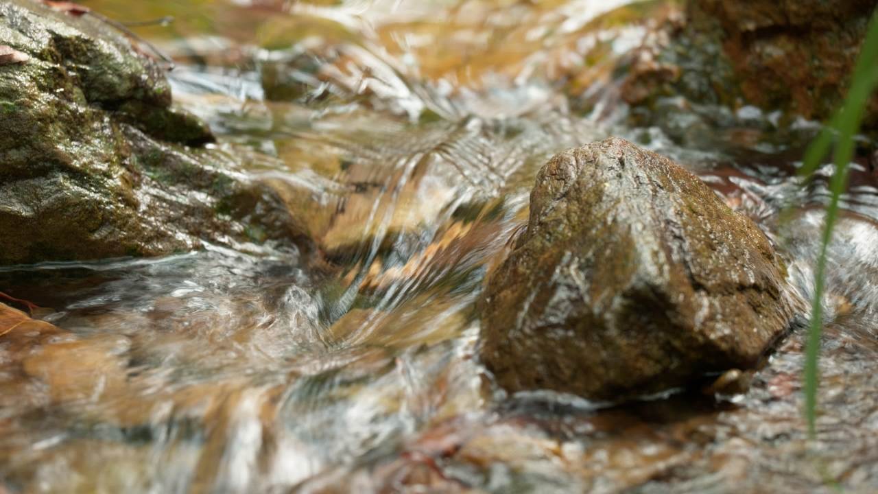 山泉水矿泉水潺潺小溪流水瀑布 32