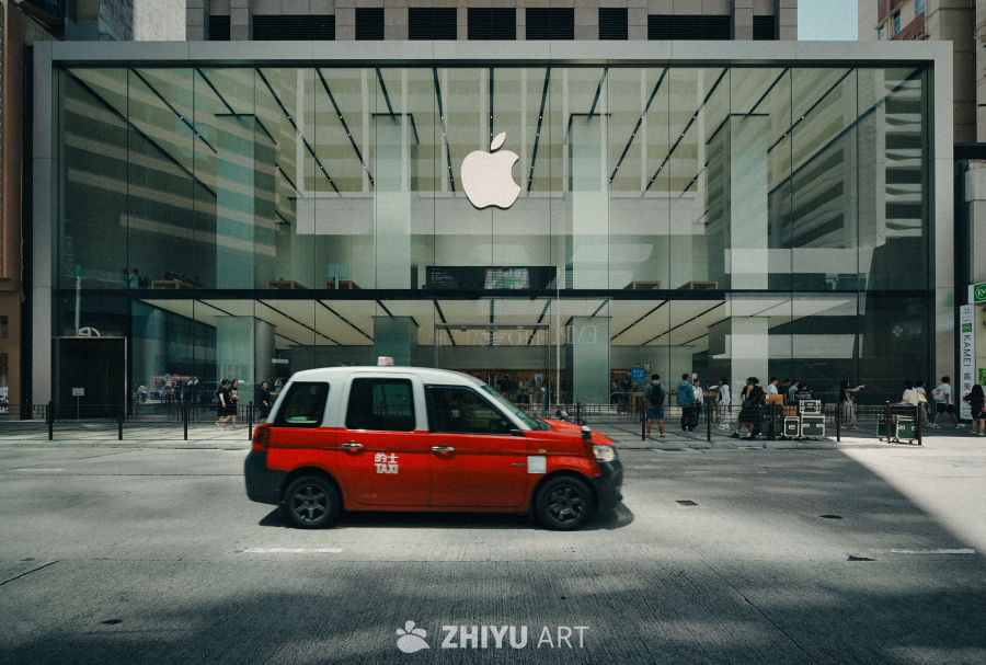 苹果店前的红色出租车