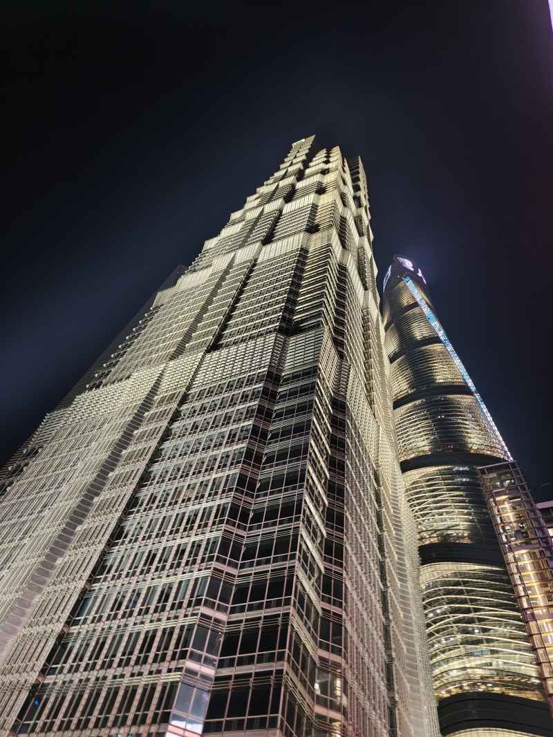 仰望经贸大厦与上海中心大厦