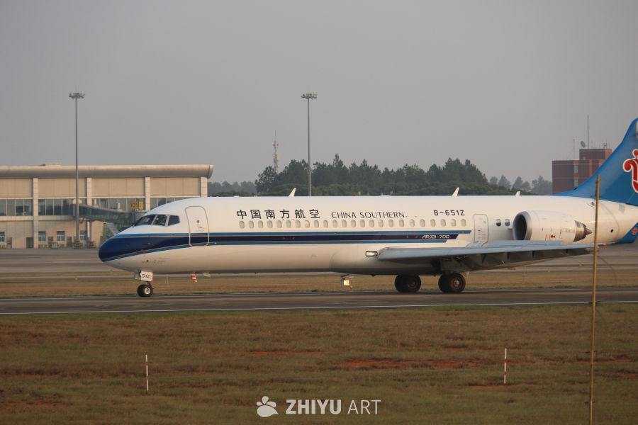 中国南方航空ARJ21-700飞机在机场