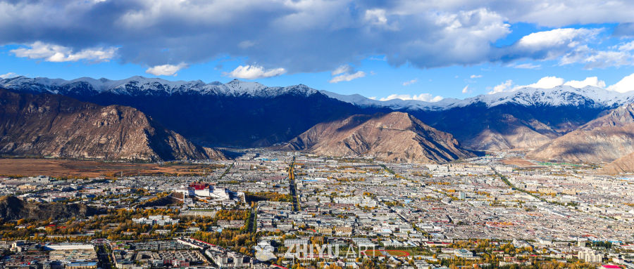 雪山下的城市秋景