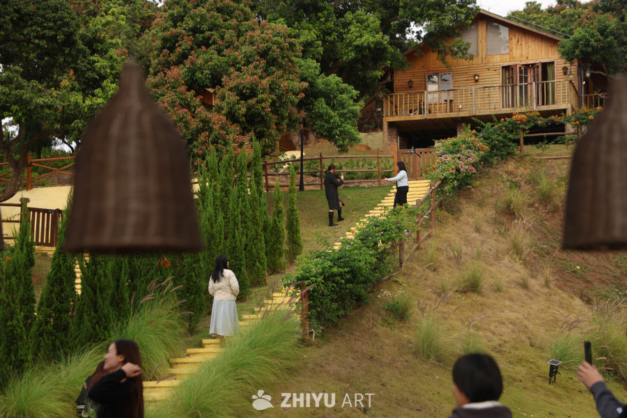 木屋阶梯上的悠闲时光