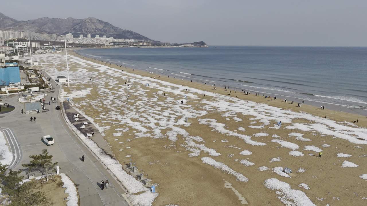 青岛石老人浴场海边雪景航拍 2