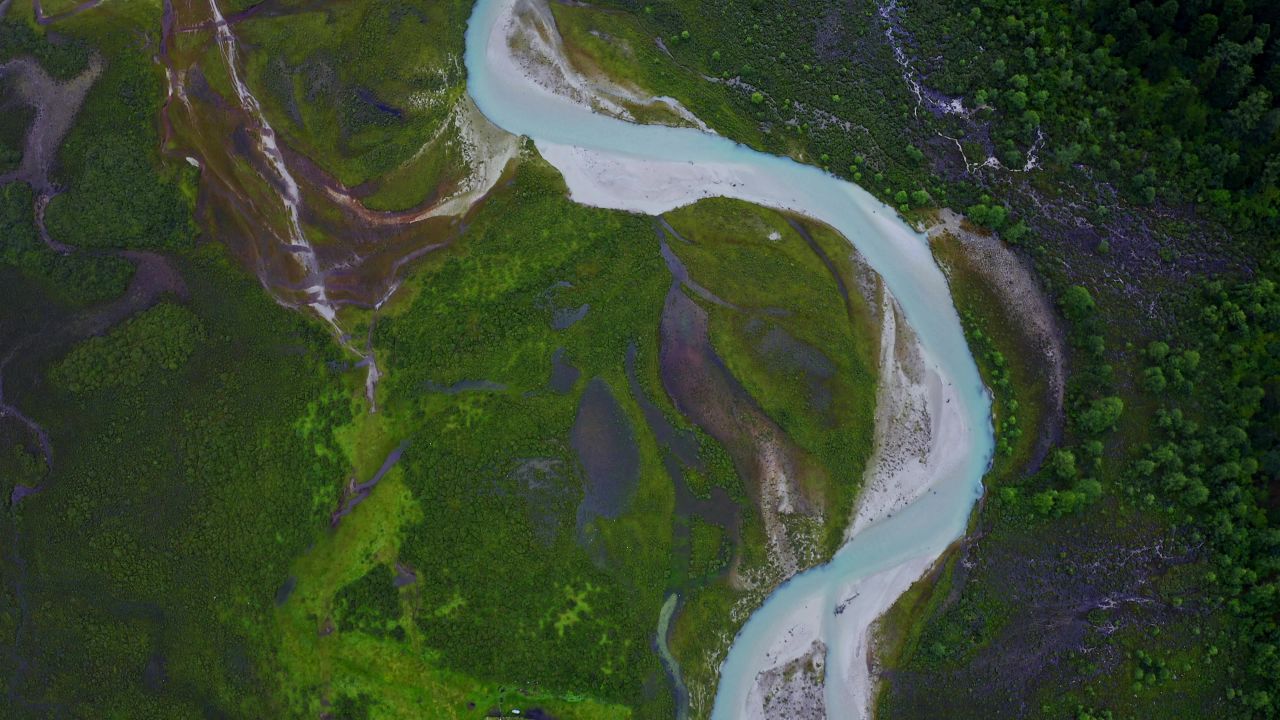 航拍雨中的川西莲花湖深处河谷湿地风光