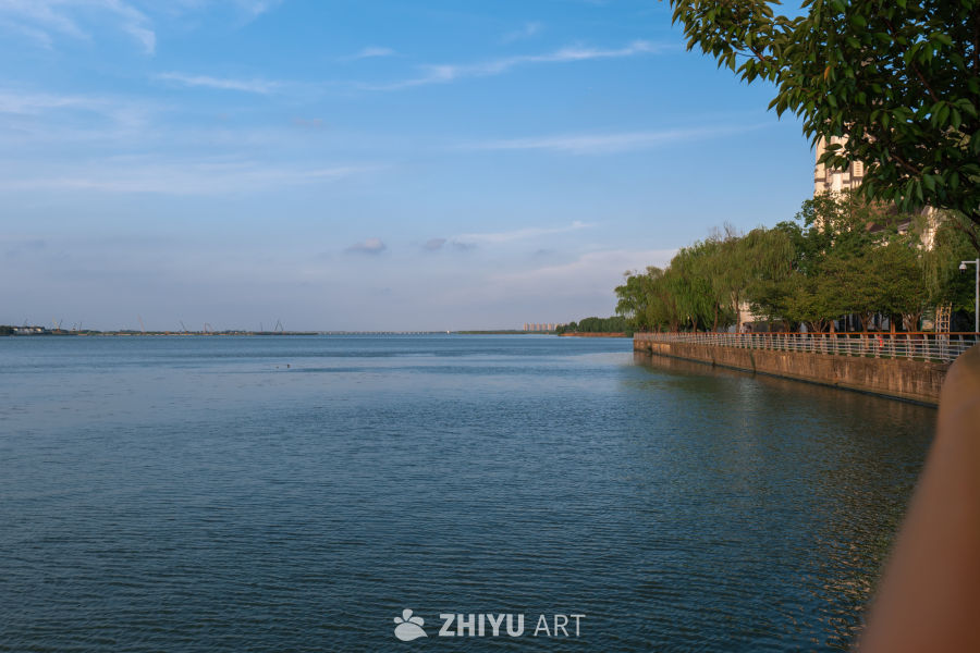 湖畔静景