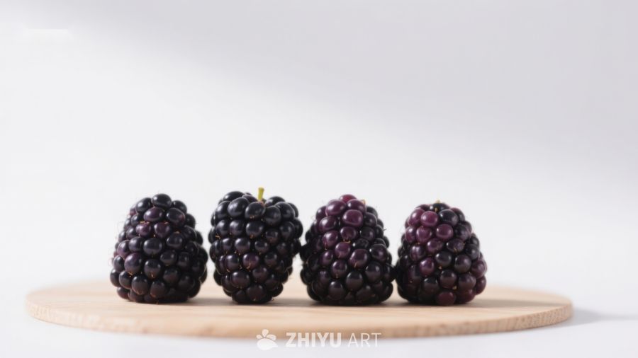 四颗黑莓整齐排列于木质托盘