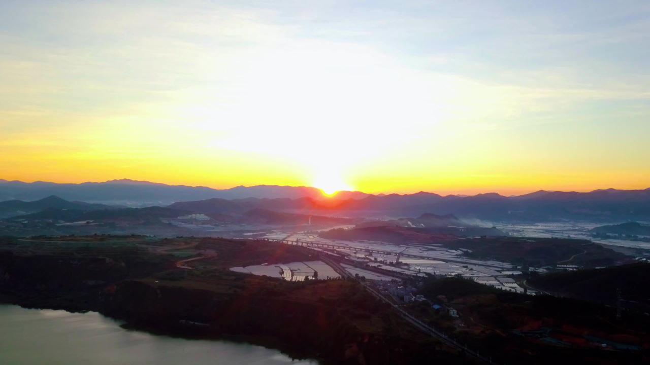 日出山河图