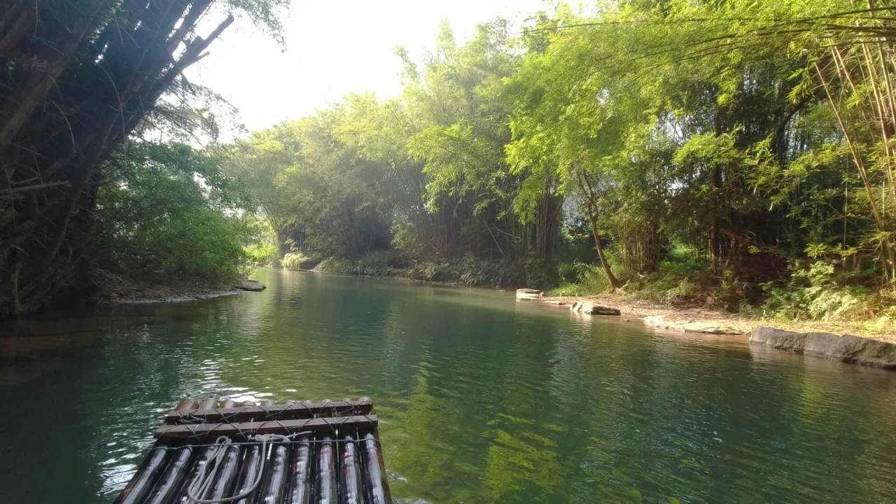广西桂林阳朔遇龙河竹筏漂流 3