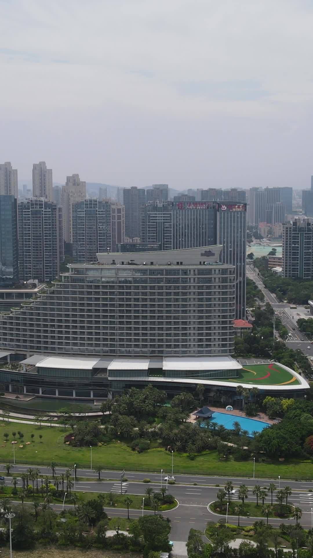 现代都市与海岸风光