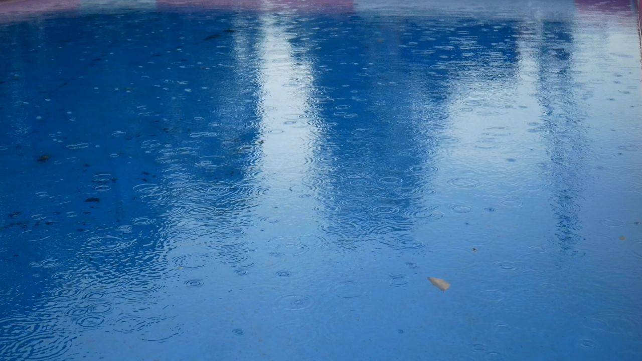 雨中的充气水池