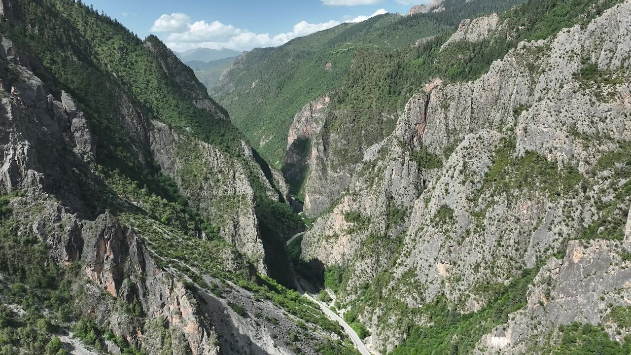 高山峡谷航拍全貌展现自然壮丽