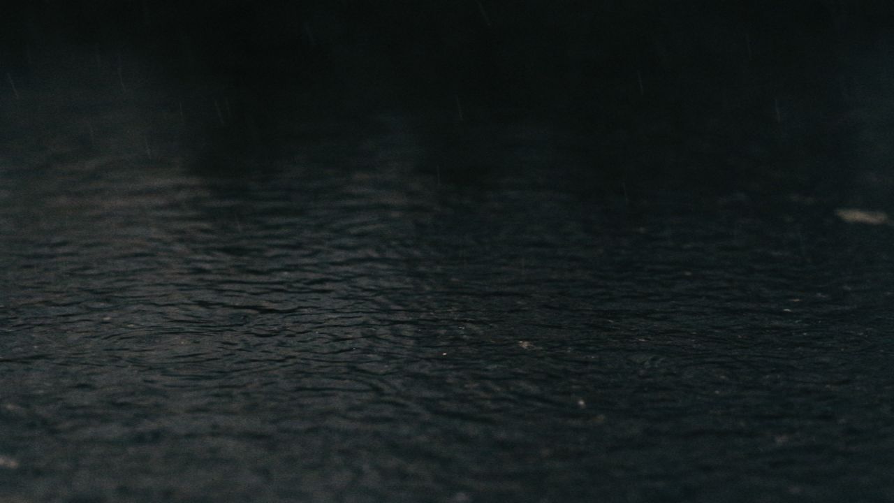 夜晚下雨4K实拍