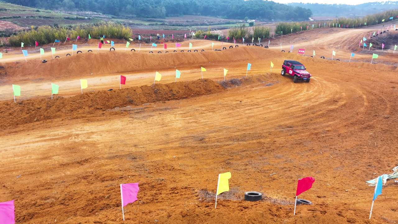 4k航拍汽车越野场地赛