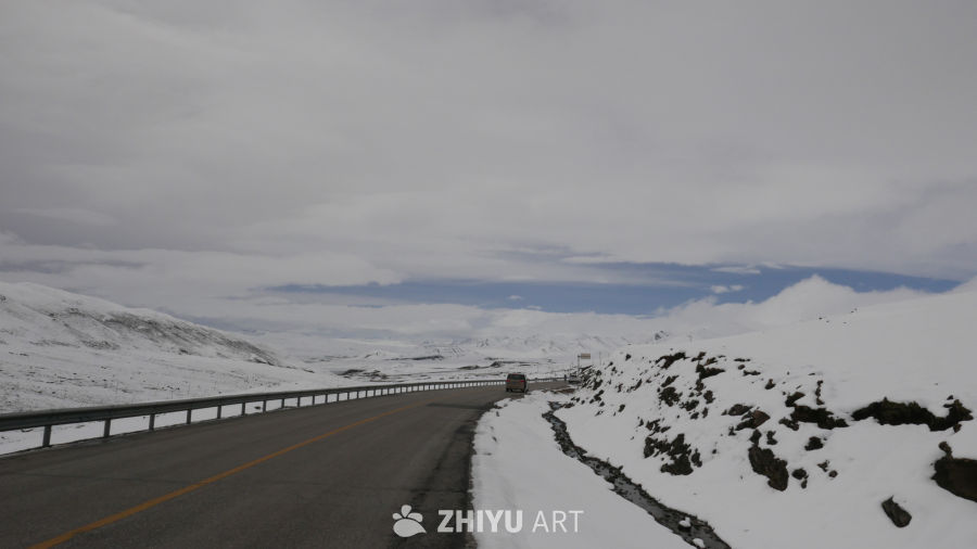 雪域高原的冬日公路