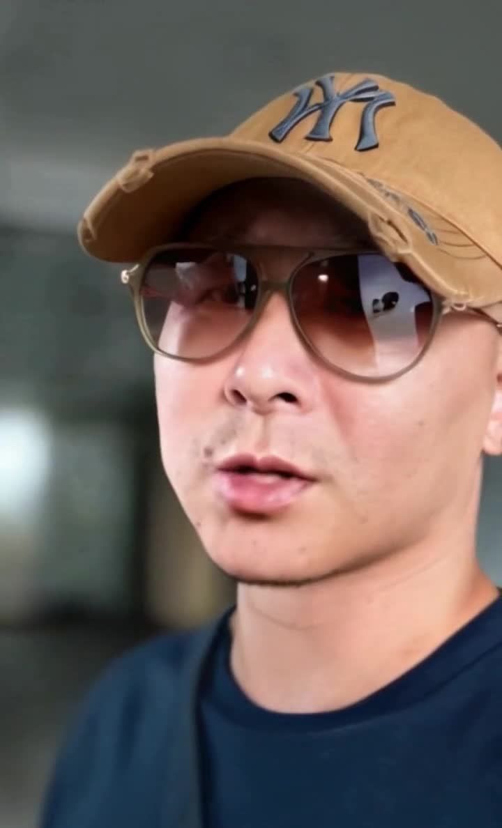 戴棕色帽、墨镜的男人特写肖像，近距离面部照。