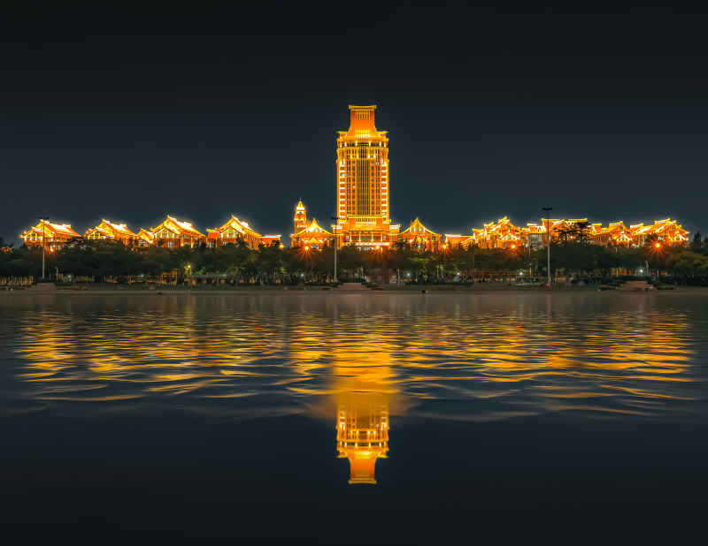水波荡漾城市夜景