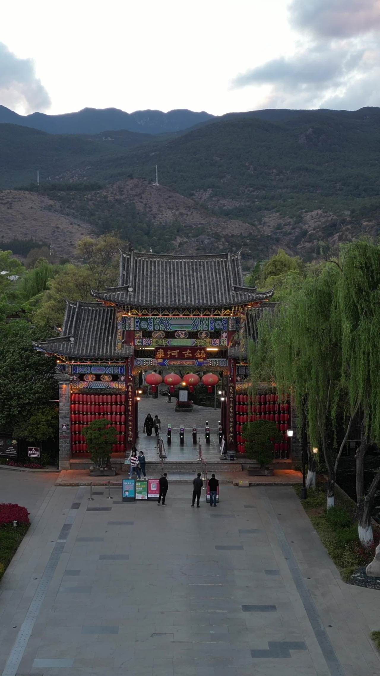 古街夜景与自然风光