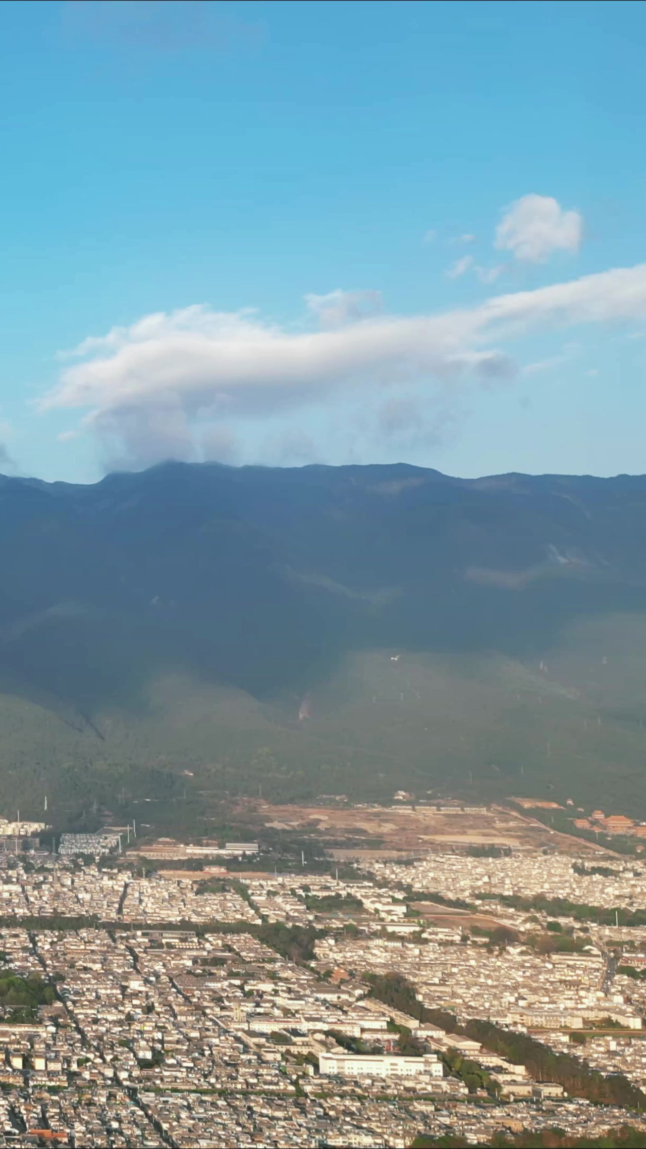 云南大理古城苍山竖屏航拍  