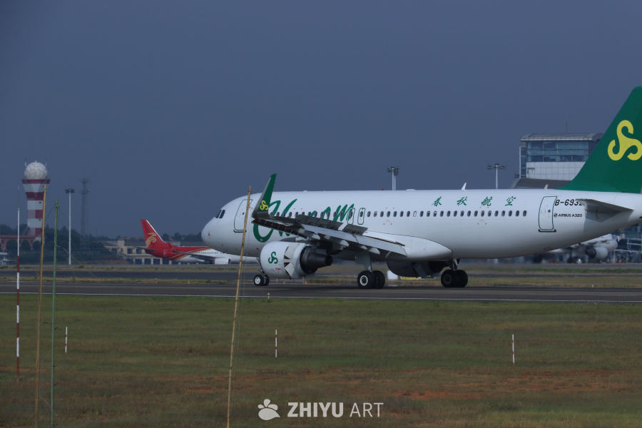 机场跑道上的春秋航空飞机