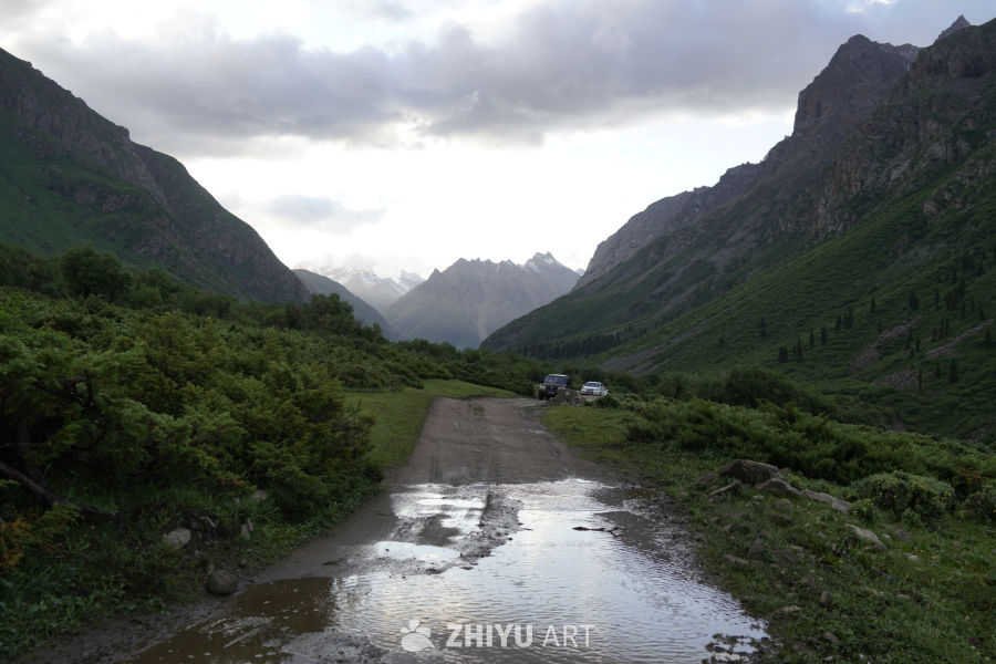 山谷中的泥泞小路