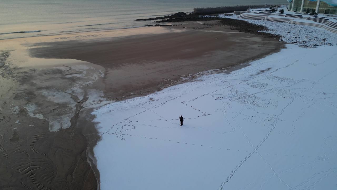 青岛石老人浴场海边雪景航拍 11