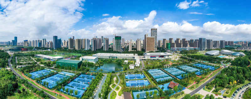 蓝天白云下的城市