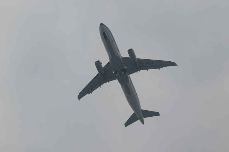 中国南方航空空客320-200(SL)机型（B-1651）阴天薄雾起飞 4
