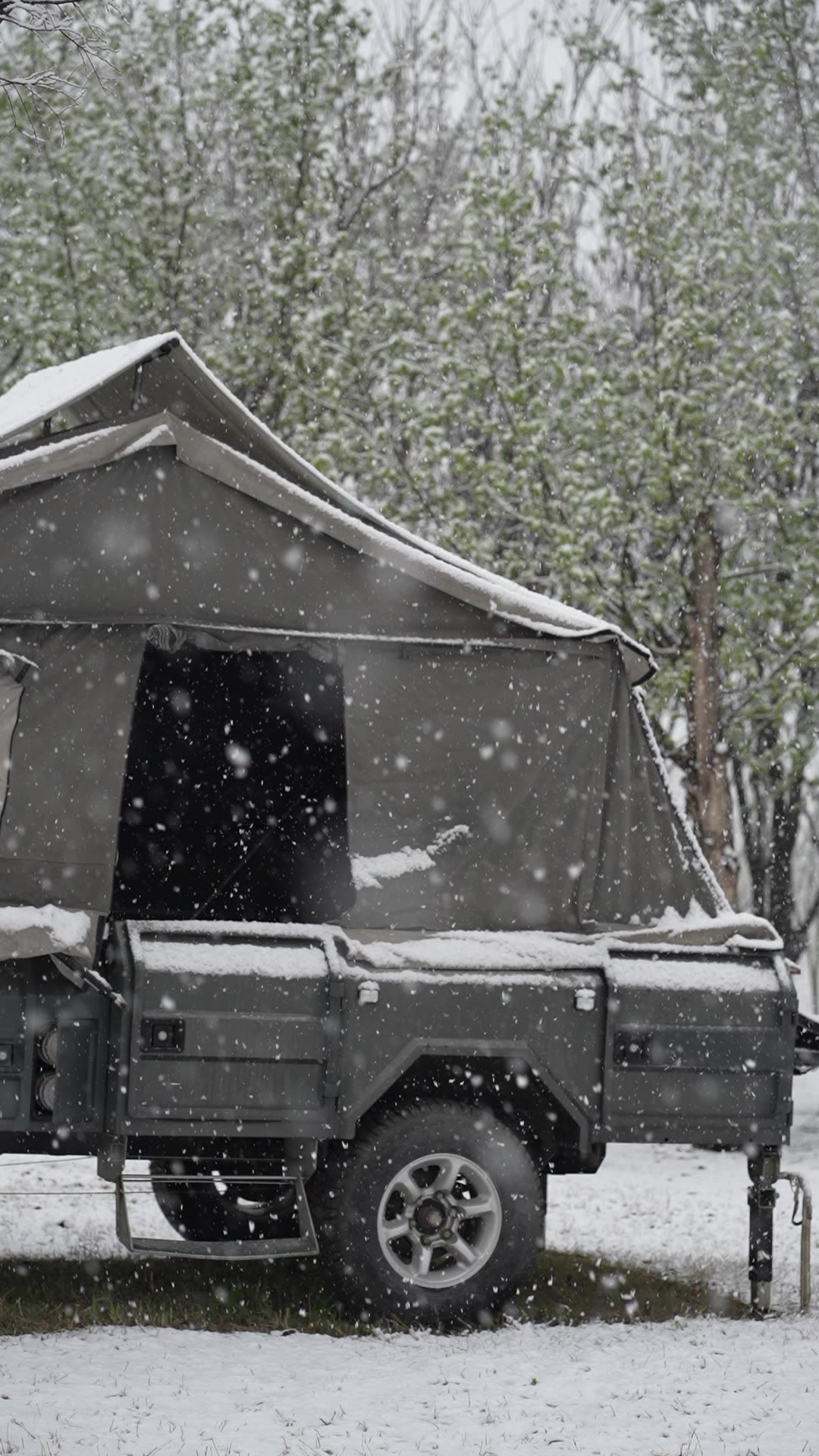 露营营地 下雪掠影