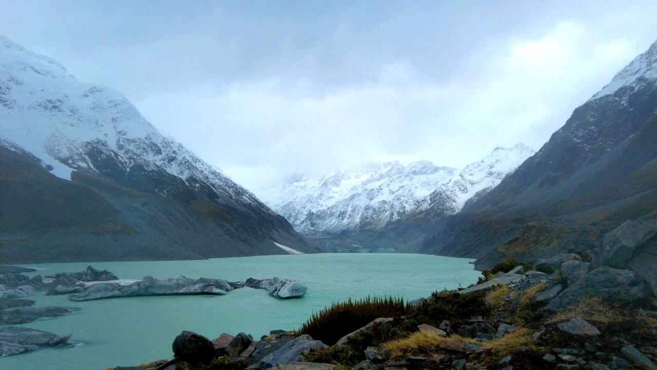 新西兰南岛胡克峡谷蓝色溪流和雪山草甸 3