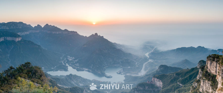 日出山间