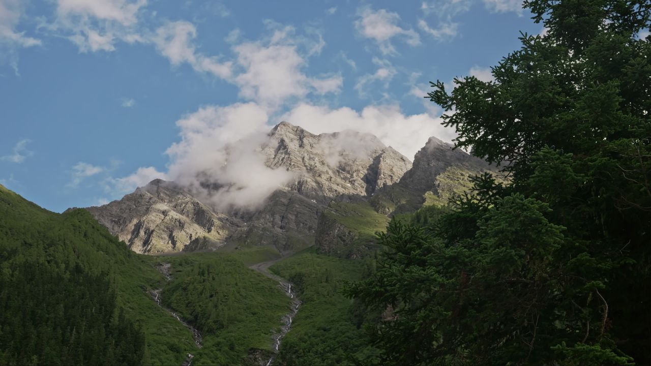 川西山谷云雾雪山自然风光实拍航拍壮观大气视频