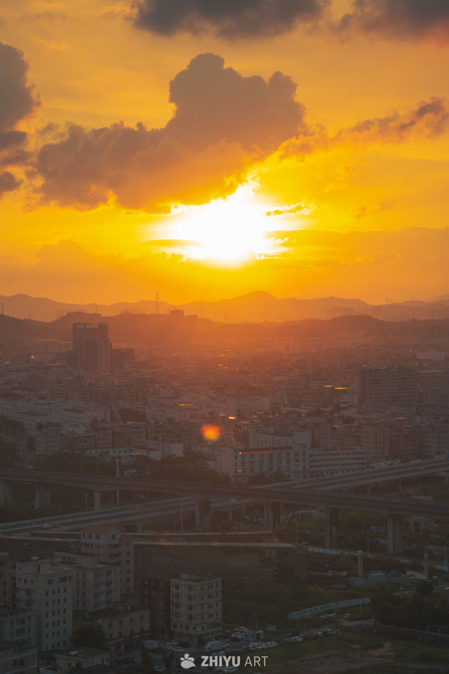 城市日落黄昏时