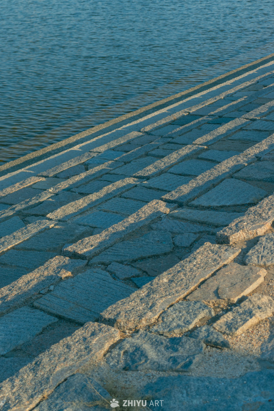 石阶临水，光影交错