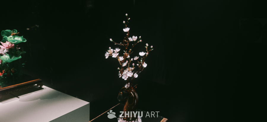 暗影中的梅花艺术摆件